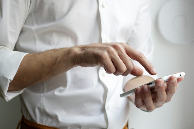 8 Great Benefits of Young Adults Switching to Prepaid Phone Plans